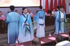 着汉服行鞠躬礼、共享“妈妈”菜……多所高校这样送别学子图片