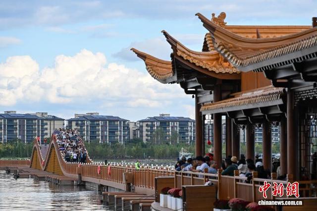 昆明草海开合浮桥开启新体验 市民感受“水上行、画中游”