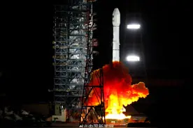 中国成功发射巴基斯坦多任务通信卫星图片