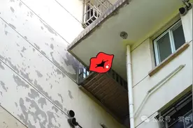 上海闹市区惊现“亲吻”楼，为何倾斜？居民安全如何保障？图片