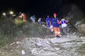31人天黑后在山上迷路，京冀两地消防联合救援图片