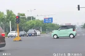 情报站|烟台蓬莱一路口信号灯故障，壹点报道后已设临时红绿灯图片