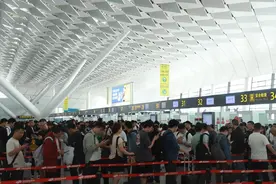 郑州机场“五一”假期旅客吞吐量超40万人次图片