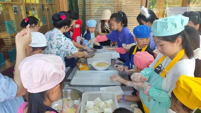 奇趣谷：亲子出游受热捧 游人如织享童趣