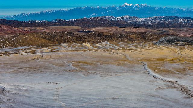 在黑山草原，邂逅淡蓝雪影与鎏金峰顶的浪漫