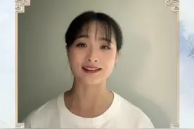 云南大学生声情并茂演绎《青衣》图片