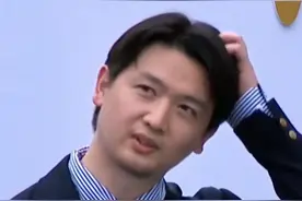 作家获奖后追忆病故女友泪洒现场 网友：你用奖杯告慰了那段深情图片