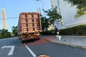威海国际旅游度假区鱼粉厂排放臭气，企业拿出检测报告称排放合格，当地居民：那么臭的气味怎么能合格？图片