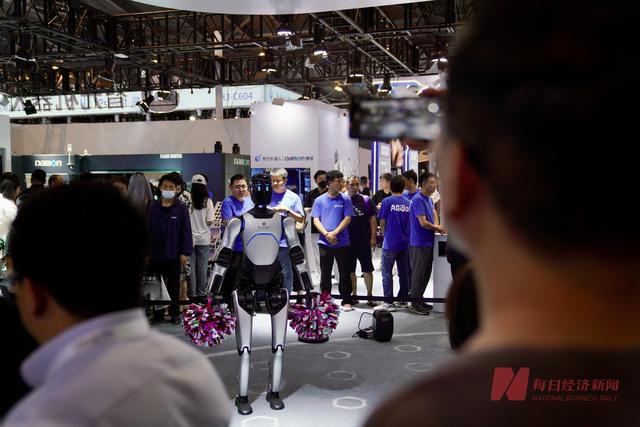 直击WAIC 2025丨上海变身未来实验室，机器人、尖端芯片、AI应用⋯⋯众多科技惊艳亮相