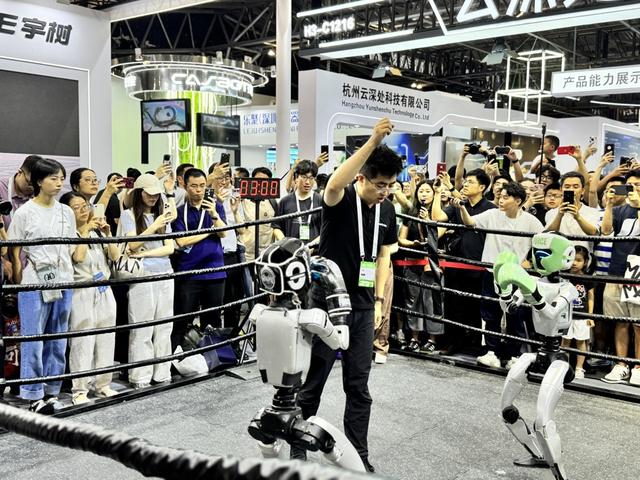 当宇树机器人“打”起来了……居然全在围观，没人劝！