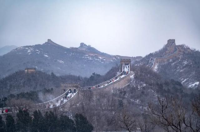 八达岭长城喜提初雪，银装素裹美成水墨丹青