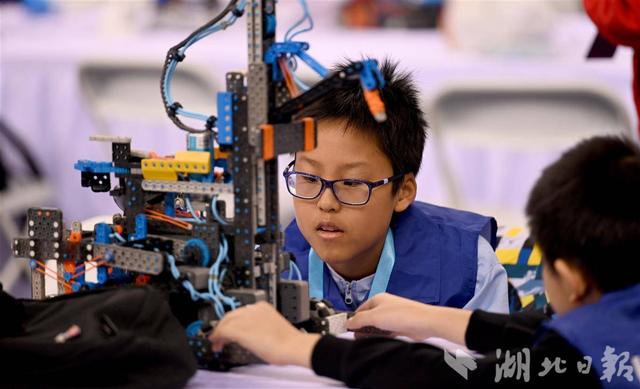 万名科技少年逐梦“机器人奥运会” 2025世界机器人大赛宜昌锦标赛开幕