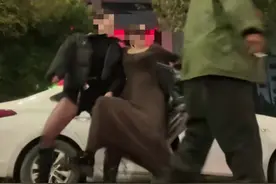 郑州三女孩凌晨路边拍视频莫名被陌生大爷打了一巴掌，街道办回应图片