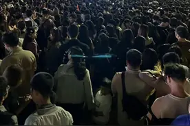 武汉欢乐谷游客因人太多齐喊退票，园区回应称暂无限流措施图片