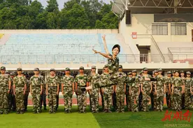 “最美军训生” 看湖南高校女生军训舞蹈惊艳全场图片