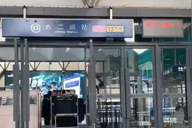 北京地铁昌平线事故：515人送医 其中102人骨折视频封面