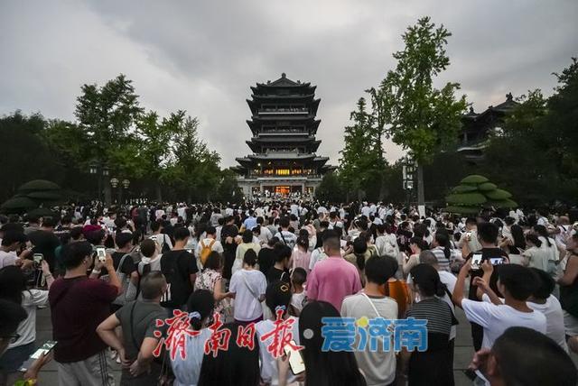 璀璨瞬间！超然楼亮灯“超燃”时刻 暑期打卡热度不减 | 一年四季 泉在济南