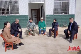 蒋春艳走访慰问“两癌”救助对象图片