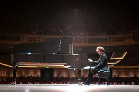 巴黎奥运开幕式上雨中弹琴者，如今来到上海开启首次中国巡演图片