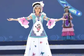 贵州册亨：布依族服饰“时装秀”图片