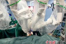 宜昌市中心人民医院成功开展单孔机器人手术图片