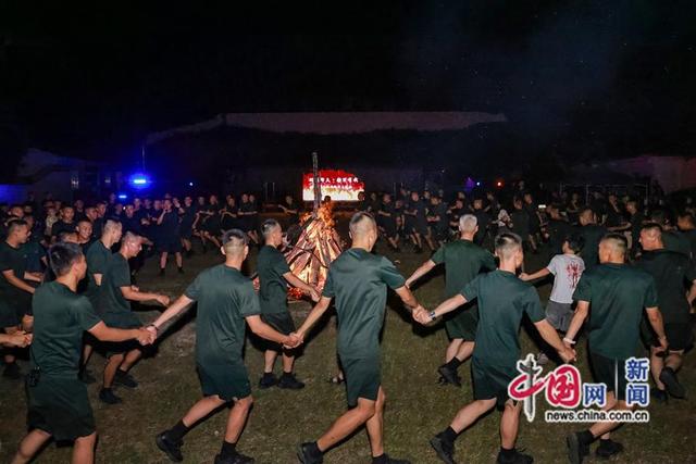 人民子弟兵在战位献礼八一