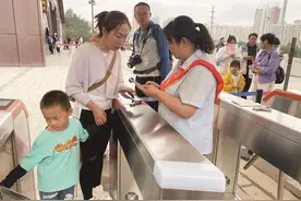 近一万人次周末浪西宁野生动物园图片