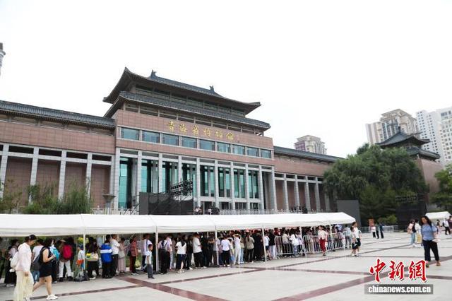 青海省博物馆迎来暑期参观热