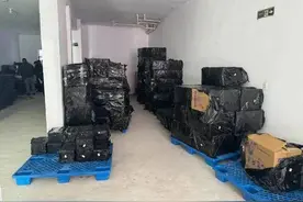 郑某在家中突然被抓！465箱，密密麻麻图片