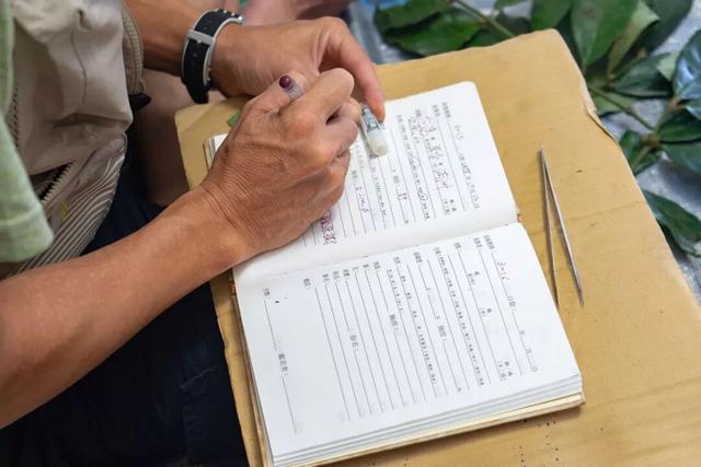 他初中毕业后终身不婚，荒野舍命工作20年	，被一群博士封神