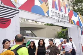 在“中国油画第一村”乐享艺术生活图片