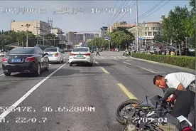 女子骑摩托车摔倒在路口中央，济南公交驾驶员暖心相助图片