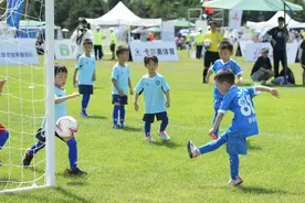 一位足球少年宣布开幕 第41届百队杯足球节来啦图片