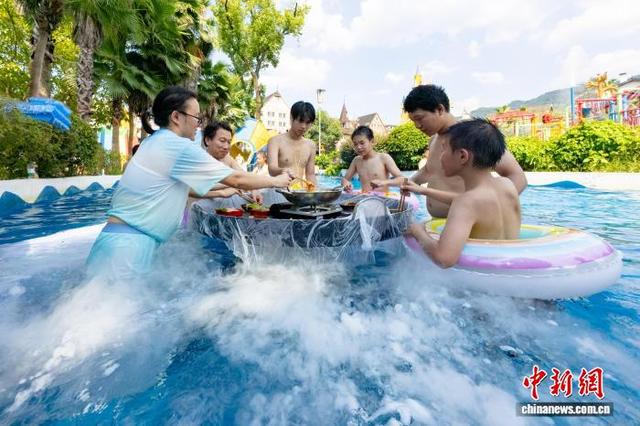 水中冲浪、吃火锅 重庆民众趣味消暑享受清凉