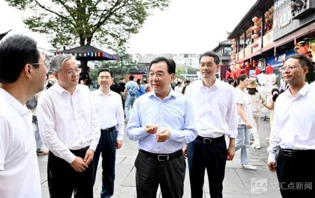 调研假日文旅消费，多地“一把手”走上街头