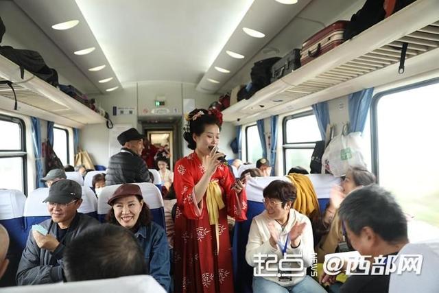 坐着火车去赏秋 陕西开行跨省“环秦岭”赏秋银发旅游专列