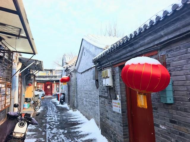 什刹海边古韵盎然！老北京胡同里灯笼披薄雪，分外静美