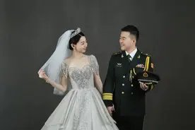 一见钟情后100天，少校和女博士结婚了！图片