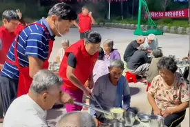 免费给农村老人做饭100天，爱心食堂发起人：月花销超八千元，更重要的是陪伴图片