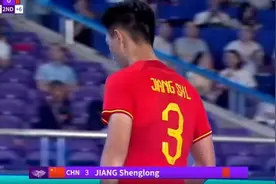 国足亚运队和卡塔尔最后时刻爆发冲突，蒋圣龙和对手双双被罚下！图片