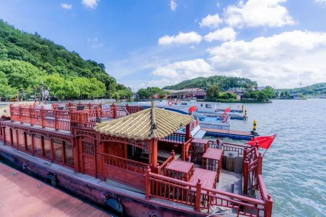 跟着交通去旅行｜一湖双镜 舟行古今 东钱湖“双”航线勾勒水墨与烟火双面美学