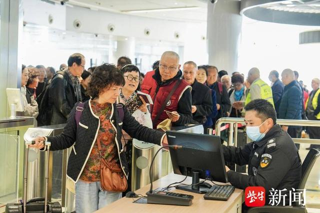 中韩免签催热“跨境游”  超千名银发旅客乘轮赴韩