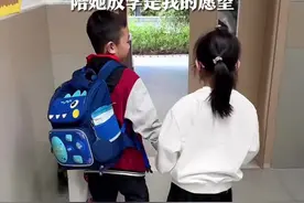 8岁脑瘫女孩豆豆放学 同班男生主动牵她的手护送 “陪她放学是我的愿望”图片