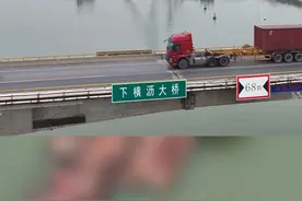 广州南沙下横沥水道进行沉船打捞作业图片