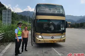 乘客被遗忘在服务区，执法员助其重返客车图片