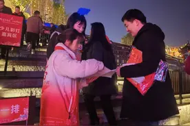 暖！自贡“志愿红”点亮灯会图片