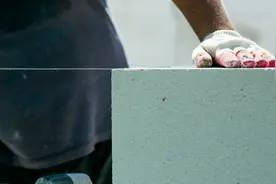 这次执行，法院请来了砌墙师傅……图片