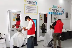 每日定期为居民开展公益服务，小小驿站网罗服务群众“暖心事”图片