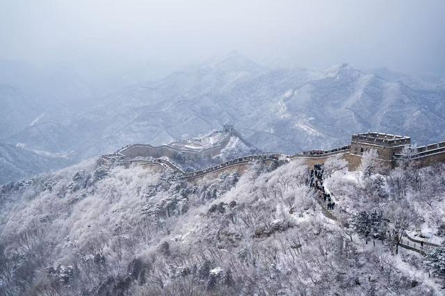 雪后八达岭长城如巨龙卧雪，一派北国风光