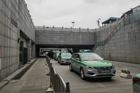 乘坐出租车高速过路费由谁承担？郑州官方回应！图片
